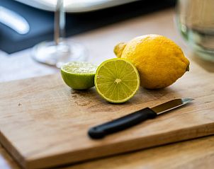 Verse citroen en limoen in Arcoz vakantiehuis, Ballum, Ameland.