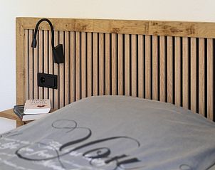 Detail van bed en leeslamp in Arcoz vakantiehuis, Ballum, Ameland.