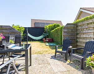 Zonnig terras met hangmat bij Arcoz vakantiehuis, Ballum, Ameland.