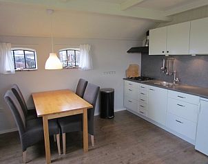 Gezellige keuken in Calimero vakantiehuis, Ballum, Ameland met moderne voorzieningen en eetruimte, perfect voor een comfortabel verblijf.