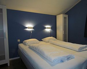 Comfortabele slaapkamer in Calimero vakantiehuis, Ballum, Ameland met tweepersoonsbed en rustige ambiance voor een goede nachtrust.