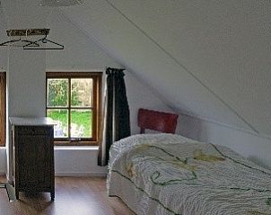 Gezellige slaapkamer in vakantiehuis Suzan, Ballum, Ameland met uitzicht op de tuin.
