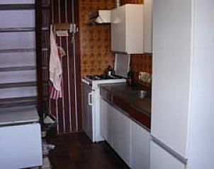 Volledig ingerichte keuken in vakantiehuis Suzan, Ballum, Ameland voor comfortabel koken.