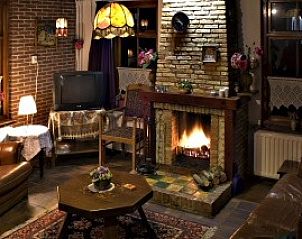 Knusse woonkamer met open haard in vakantiehuis Suzan, Ballum, Ameland.