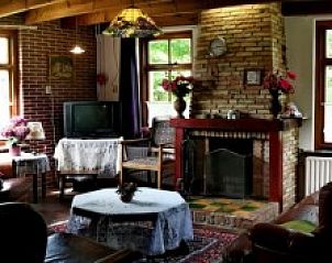 Ruime leefruimte met traditionele inrichting in vakantiehuis Suzan, Ballum, Ameland.