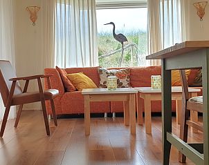 Gezellige binnenruimte van Strandjutter G2, vakantiehuis in Buren, Ameland, met comfortabele zitplaatsen.