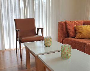 Moderne woonkamer van Strandjutter G2, vakantiehuis op Ameland, met stijlvolle inrichting.