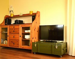 Gezellige woonkamer van Strandjutter G2, vakantiehuis in Buren, Ameland, met moderne voorzieningen.