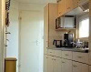 Volledig uitgeruste keuken van Strandjutter G2, chalet in Buren, Ameland, met moderne apparatuur.