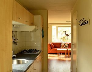 Keuken en woonkamer van Strandjutter G2, vakantiehuis op Ameland, met open indeling.