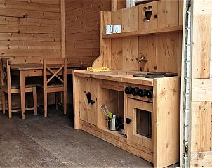 Houten buitenkeuken van Strandjutter G2, chalet in Buren, Ameland, voor buiten koken.