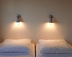 Comfortabele slaapkamer van Strandjutter G2, vakantiehuis in Buren, Ameland, met zachte verlichting.