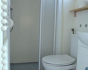 Moderne badkamer van Strandjutter G2, chalet in Buren, Ameland, met douche en toilet.