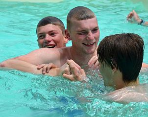 Zwembadplezier in de buurt van Strandjutter G2, vakantiehuis in Buren, Ameland, voor jong en oud.