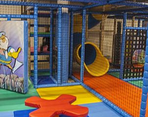 Indoor speelparadijs nabij Strandjutter G2, chalet in Buren, Ameland, voor kinderen.