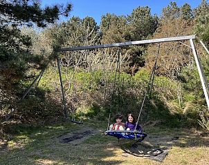 Schommel in de tuin van vakantiehuis MIEKIE in Buren, Ameland, ideaal voor kinderen.