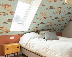 Slaapkamer met visbehang in vakantiehuis MIEKIE, Buren, Ameland, sfeervol en uniek.
