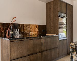 Keuken met houten details in vakantiehuis MIEKIE, Buren, Ameland, modern en functioneel.