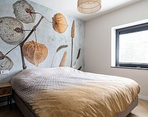 Slaapkamer met natuurbehang in vakantiehuis MIEKIE, Buren, Ameland, rustgevend en stijlvol.