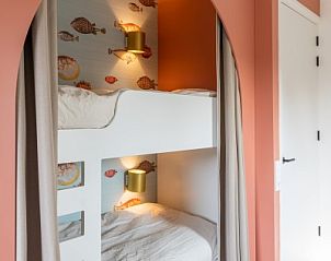 Kinderkamer met stapelbed in vakantiehuis MIEKIE, Buren, Ameland, kleurrijk en gezellig.