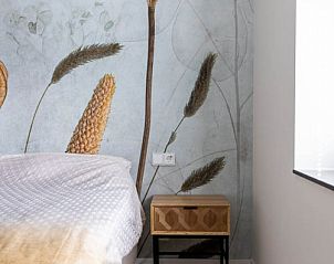 Slaapkamer met natuurthema in vakantiehuis MIEKIE, Buren, Ameland, sfeervol en uniek.