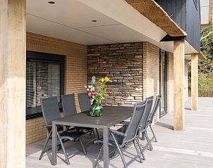 Terras met eettafel in vakantiehuis MIEKIE, Buren, Ameland, ideaal voor buiten dineren.