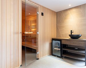 Sauna in vakantiehuis MIEKIE, Buren, Ameland, biedt ultieme ontspanning en comfort.