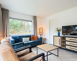 Stijlvolle woonkamer van Vakantiewoning De Las in Buren, Ameland, met comfortabele zitplaatsen en uitzicht op de natuur.