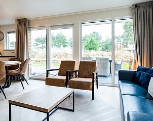 Ruime binnenruimte van Vakantiewoning De Las in Buren, Ameland, met moderne meubels en veel natuurlijk licht.