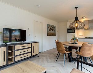 Gezellige eetkamer en keuken in Vakantiewoning De Las, Buren, Ameland, met een uitnodigende sfeer voor maaltijden.