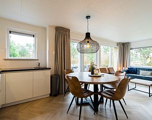 Moderne keuken in Vakantiewoning De Las, Buren, Ameland, goed uitgerust voor het bereiden van heerlijke maaltijden.