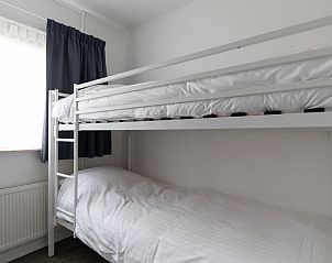 Slaapkamer met twee eenpersoonsbedden in Vakantiewoning De Las, Buren, Ameland, biedt een serene slaapomgeving.