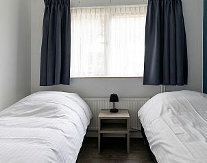 Moderne badkamer met douche en wasfaciliteiten in Vakantiewoning De Las, Buren, Ameland, voor ultiem comfort.