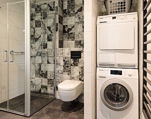 Stijlvolle badkamer met ruime douche in Vakantiewoning De Las, Buren, Ameland, biedt luxe en ontspanning.