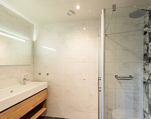 Compacte toiletruimte in Vakantiewoning De Las, Buren, Ameland, met moderne afwerkingen en voorzieningen.