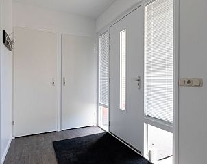 Veranda van Vakantiewoning De Las in Buren, Ameland, biedt een heerlijke plek om buiten te dineren op de Waddeneilanden.