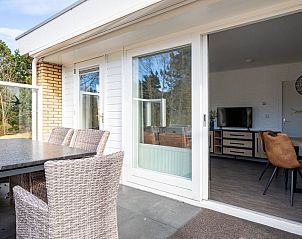 Gezellig terras met zitgelegenheid bij Vakantiewoning De Las, Buren, Ameland, perfect voor buitenontspanning.