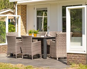 Uitzicht vanaf het terras van Vakantiewoning De Las in Buren, Ameland, omgeven door groen en rust.