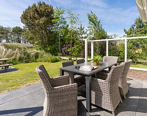 Comfortabele ligstoelen in de tuin van Vakantiewoning De Las, Buren, Ameland, voor zonnebaden op de Waddeneilanden.