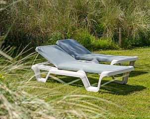 Tuin van Vakantiewoning De Las in Buren, Ameland, biedt ruimte voor ontspanning en recreatie op de Waddeneilanden.