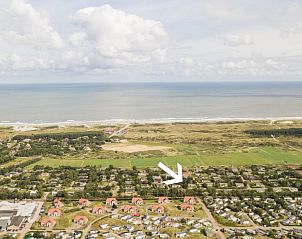 Vlag van Ameland wappert trots bij Vakantiewoning De Las in Buren, een symbool van de Waddeneilanden.