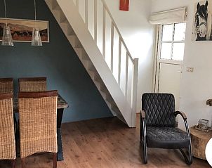 Gemtliche Essecke im Ferienhaus in Buren Ameland mit Holzinterieur.