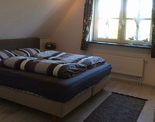 Gerumiges Schlafzimmer mit Doppelbett im Ferienhaus in Buren Ameland.