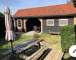 Rustikaler Garten mit Picknicktisch im Ferienhaus in Buren Ameland.