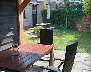 berdachte Terrasse im Garten des Ferienhauses in Buren Ameland.