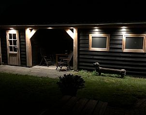 Ferienhaus in Buren Ameland nachts beleuchtet fr stimmungsvollen Aufenthalt.