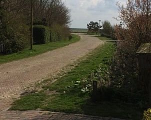 Lndlicher Weg in der Nhe des Ferienhauses in Buren Ameland mit grner Umgebung.