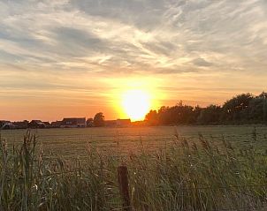 Atemberaubender Sonnenuntergang in der Nhe des Ferienhauses in Buren Ameland.