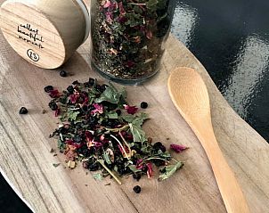 Gesunde Kruter auf einem Holzbrett im Ferienhaus in Buren Ameland.