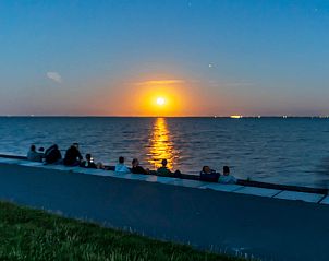 Romantischer Sonnenuntergang am Meer in der Nhe des Ferienhauses in Buren Ameland.